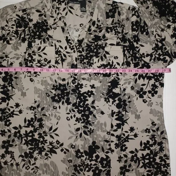 MAGGIE BARNES CONVERTIBLE SLEEVE FLORAL PRINT BUTTON DOWN SHIRT - Picture 4 of 15